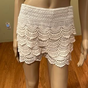 E2 White Crochet Scalloped Edge Ruffled Layers Size L